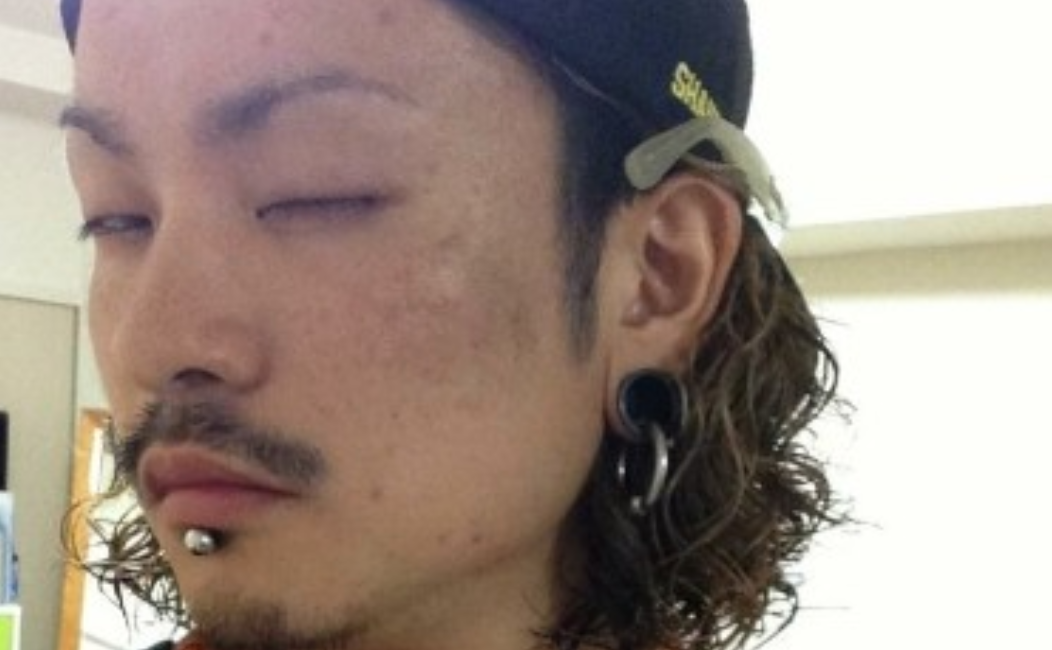 男性芸能人のピアス画像