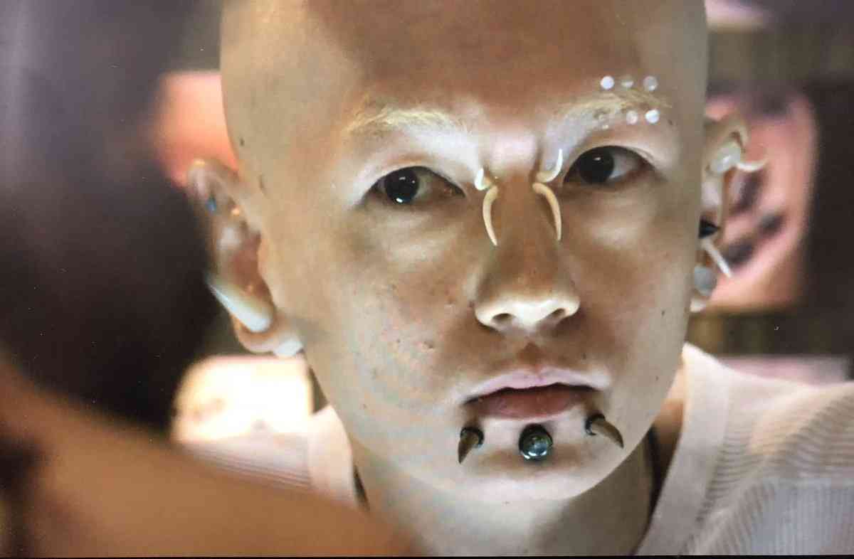 男性芸能人のピアス画像