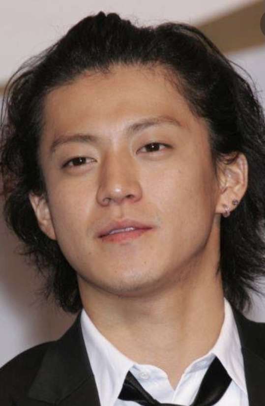男性芸能人のピアス画像