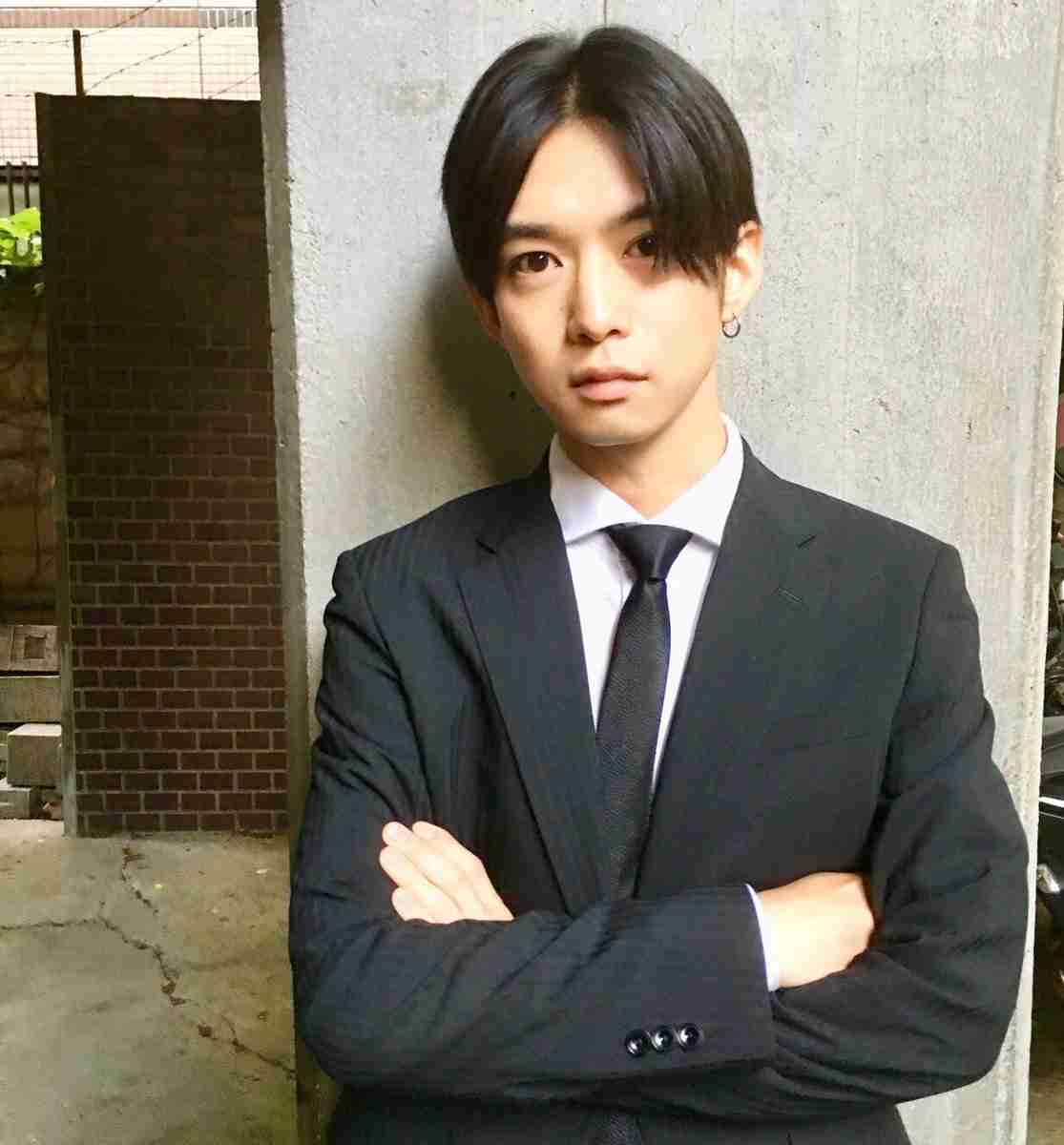 男性芸能人のピアス画像