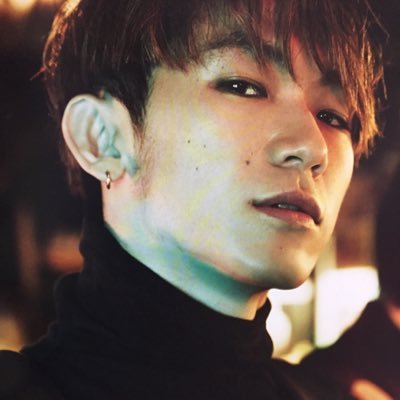 男性芸能人のピアス画像