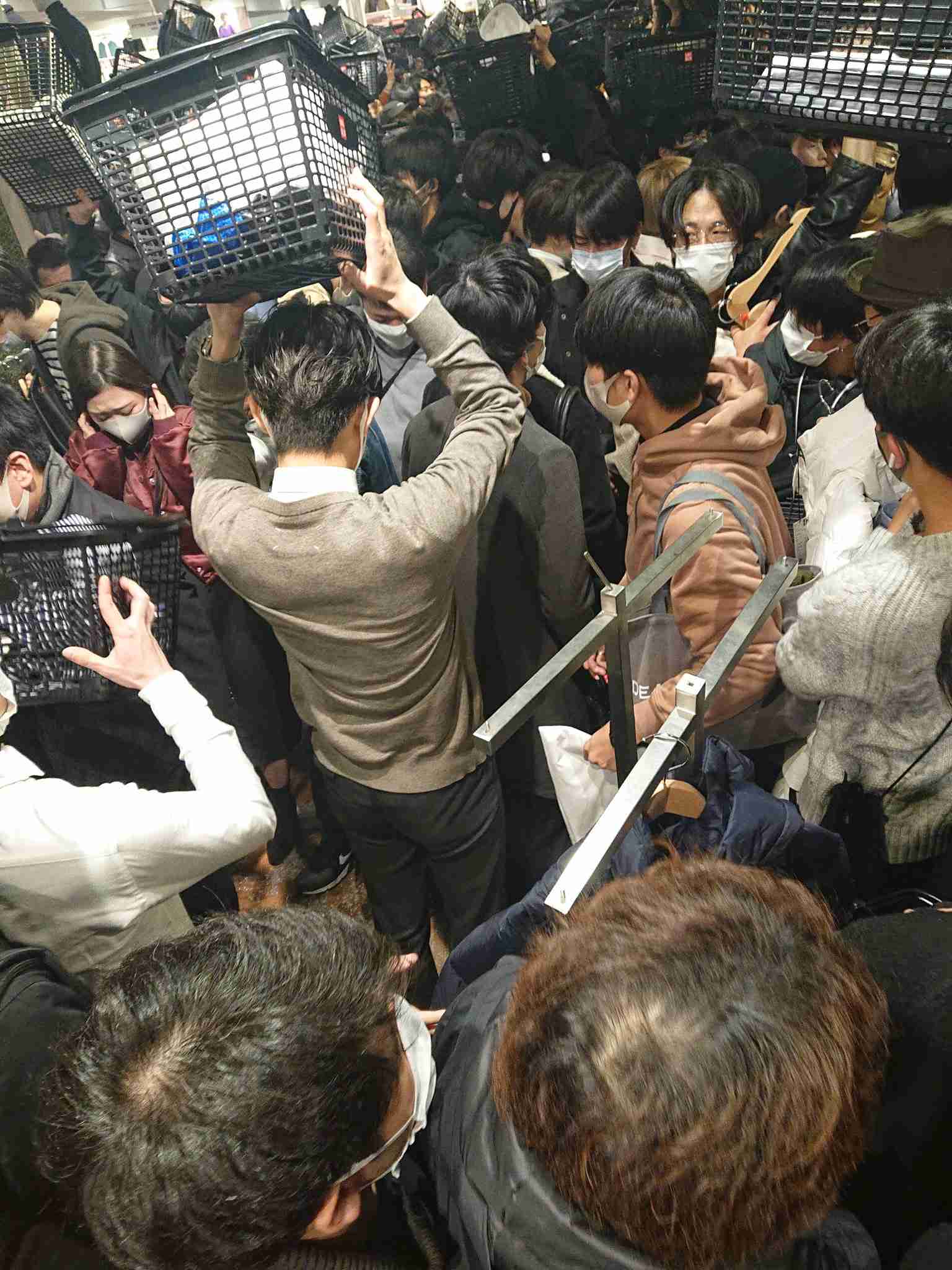 ユニクロ「+J」人気過熱でサイトダウン 早速メルカリで高額転売される事態に