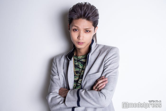 磯村勇斗、『恋する母たち』オフィスでの“強引なキス”はハプニング「勢いよくやったら…」