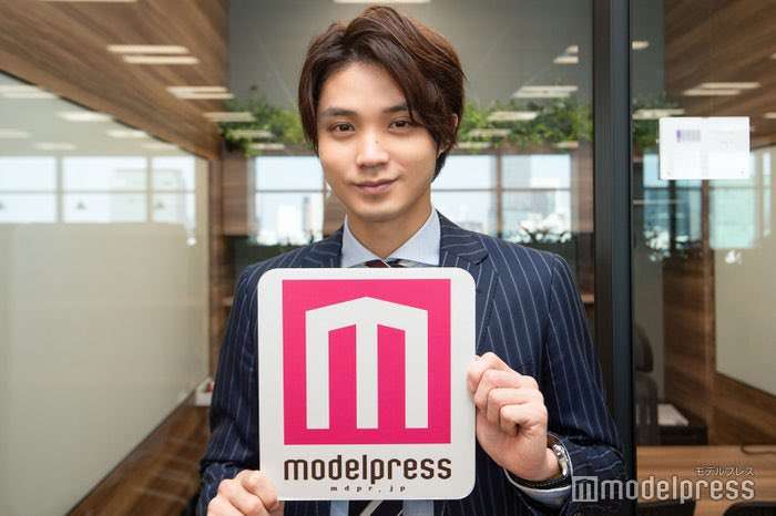 磯村勇斗、『恋する母たち』オフィスでの“強引なキス”はハプニング「勢いよくやったら…」