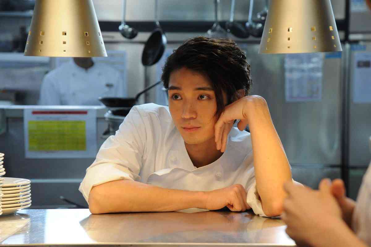 磯村勇斗、『恋する母たち』オフィスでの“強引なキス”はハプニング「勢いよくやったら…」
