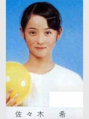 佐々木希が路上で息子と “おやつごっこ”、お散歩デートがかわいすぎる