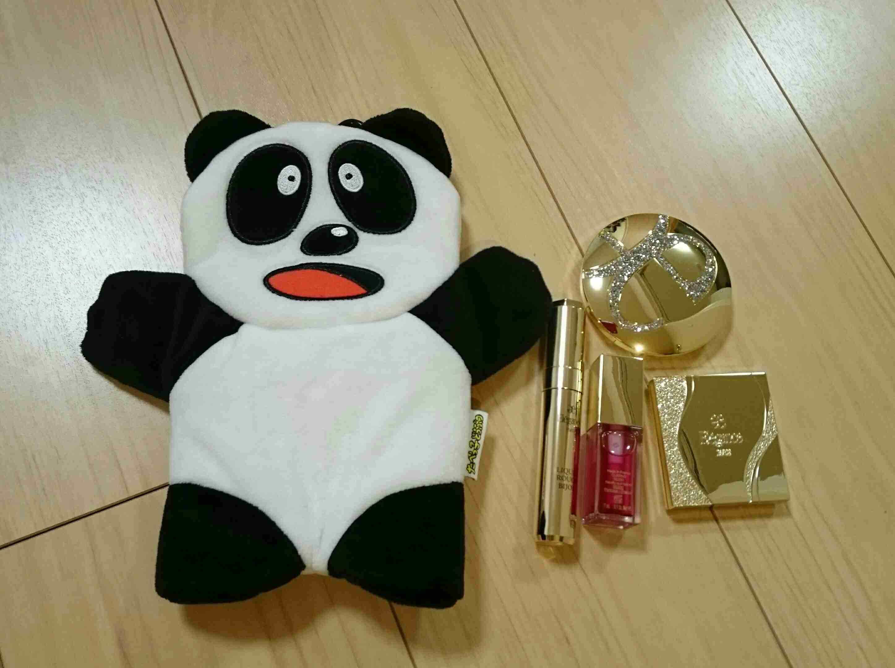 化粧ポーチに入れているものを教えて