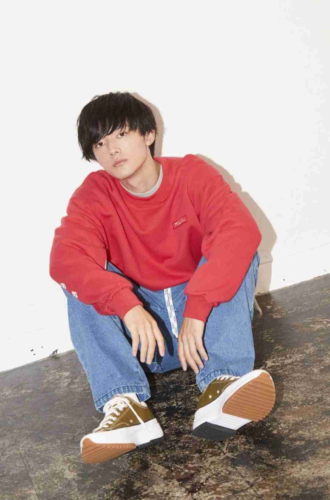 ミスチル桜井和寿の長男・kaito、プラダの全身ショット「佐藤健に見えました」「破壊力ありすぎます」