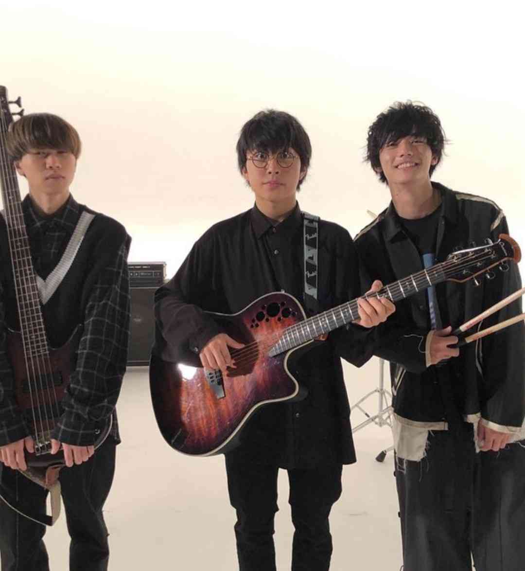ミスチル桜井和寿の長男・kaito、プラダの全身ショット「佐藤健に見えました」「破壊力ありすぎます」
