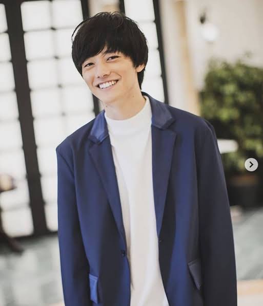 ミスチル桜井和寿の長男・kaito、プラダの全身ショット「佐藤健に見えました」「破壊力ありすぎます」