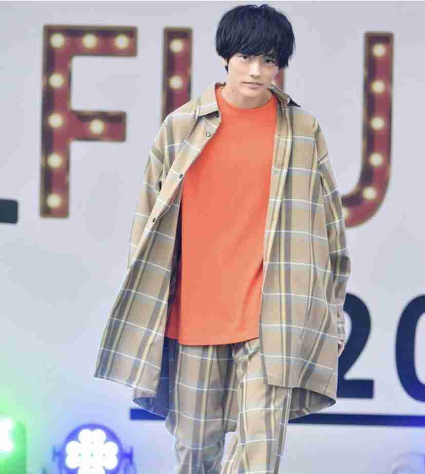 ミスチル桜井和寿の長男・kaito、プラダの全身ショット「佐藤健に見えました」「破壊力ありすぎます」