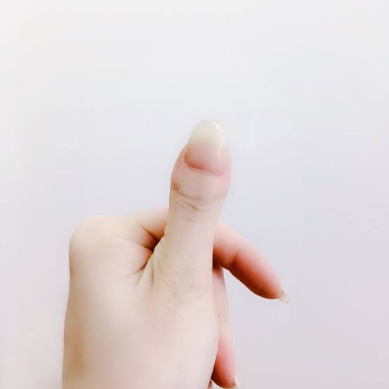 励まし合って自爪を伸ばすトピ