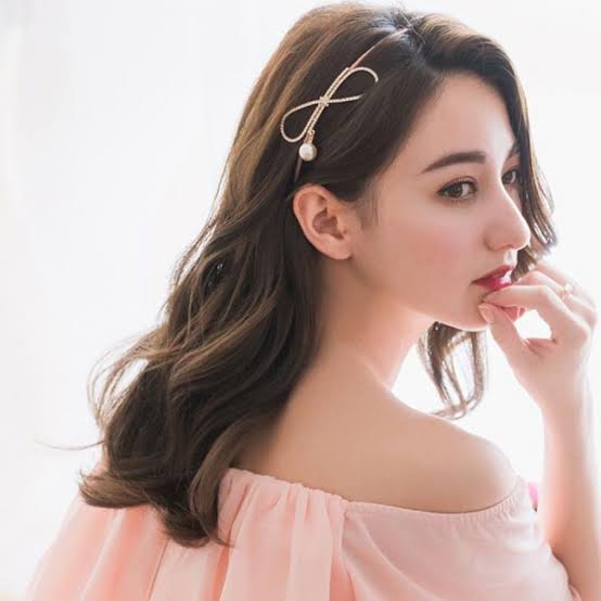 ダウンスタイルにヘアアクセ