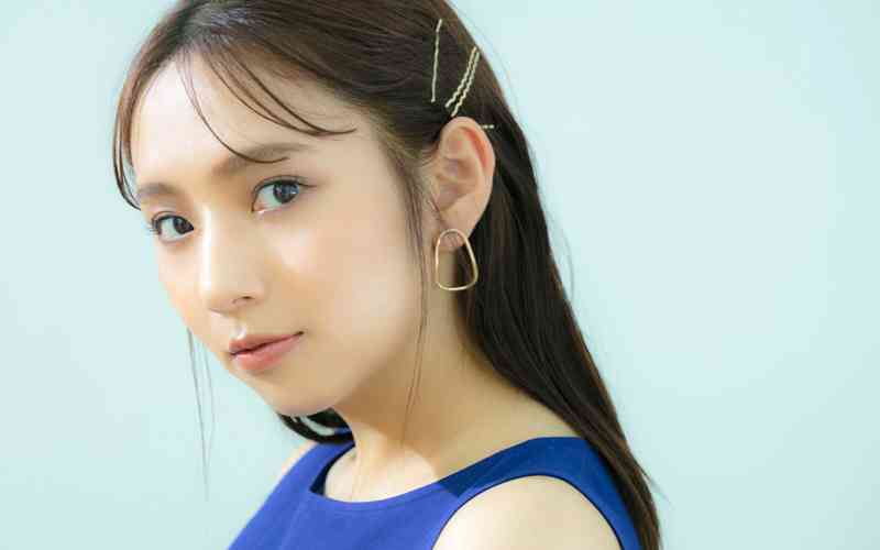 ダウンスタイルにヘアアクセ
