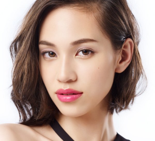 濃いメイクが似合う女優さん