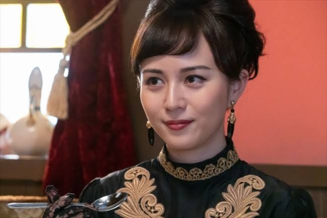 濃いメイクが似合う女優さん