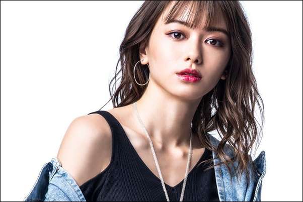 濃いメイクが似合う女優さん