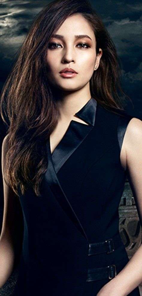 濃いメイクが似合う女優さん