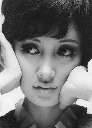 濃いメイクが似合う女優さん