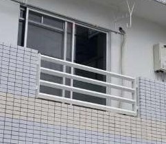 大阪のマンションで1歳児転落か ベランダに「鬼滅の刃」カード