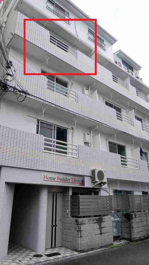 大阪のマンションで1歳児転落か ベランダに「鬼滅の刃」カード