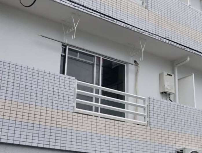 大阪のマンションで1歳児転落か ベランダに「鬼滅の刃」カード