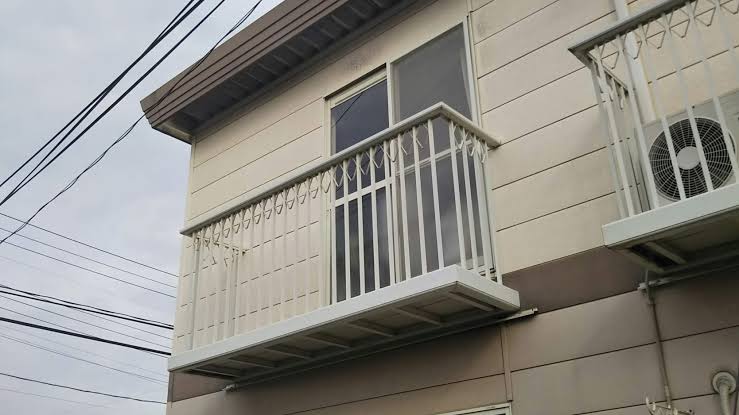 大阪のマンションで1歳児転落か ベランダに「鬼滅の刃」カード