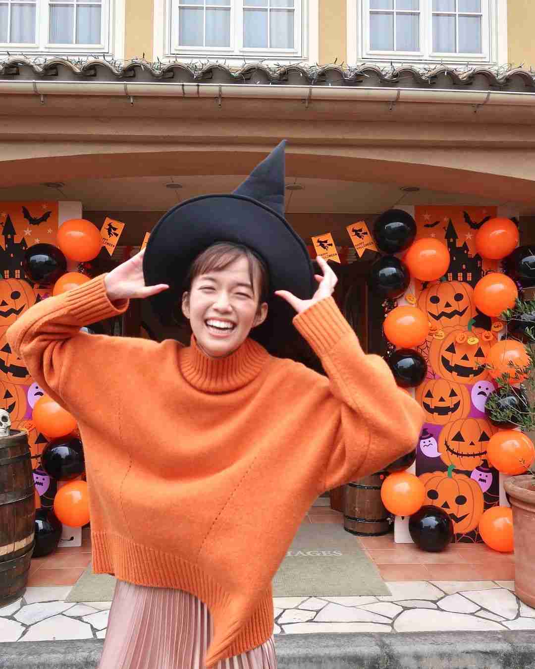 佐藤栞里 “銀杏並木ショット”に「脚の長さに驚き!!」「何頭身？」