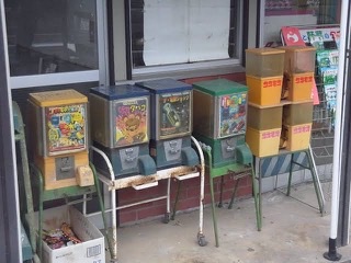 ガチャガチャにはまる大人たち 巨大店続々、緻密さ人気