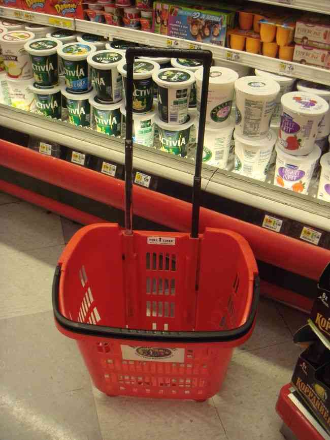 買い物カゴ、床に置くの汚くないですか?