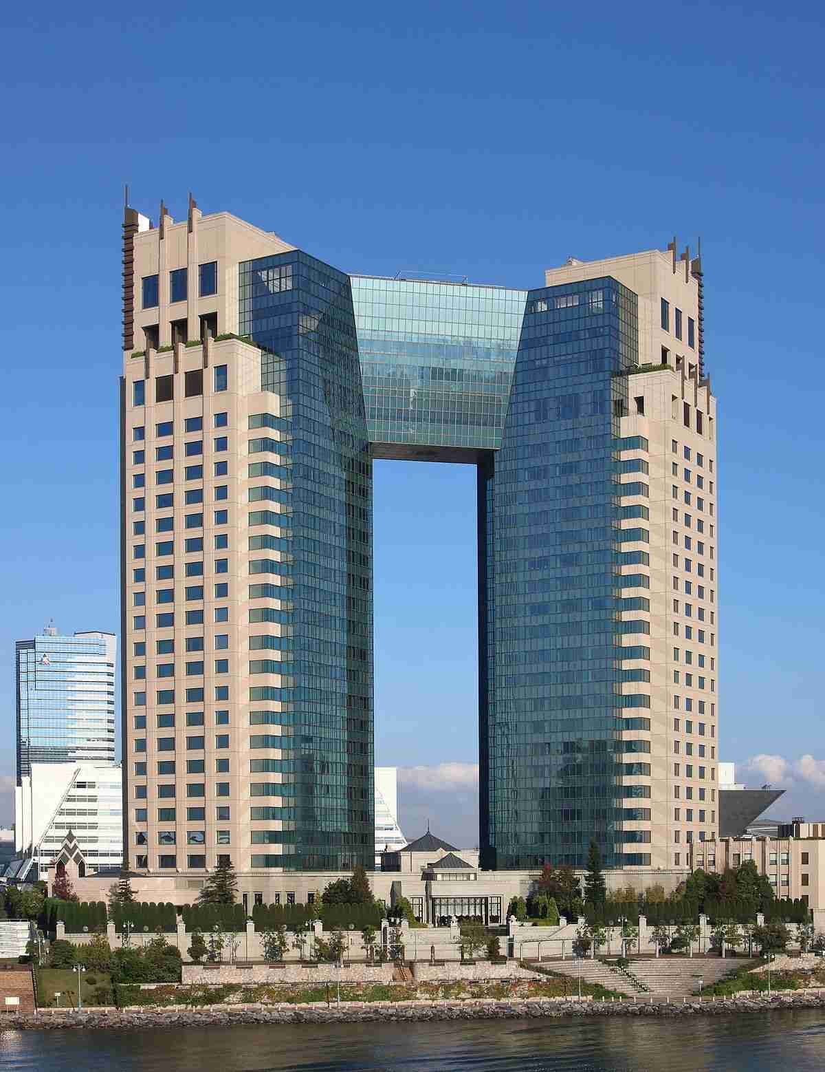 高所恐怖症激注意。2つのマンションの間に橋のようにかかる地上35メートルの透明スカイプール（イギリス）