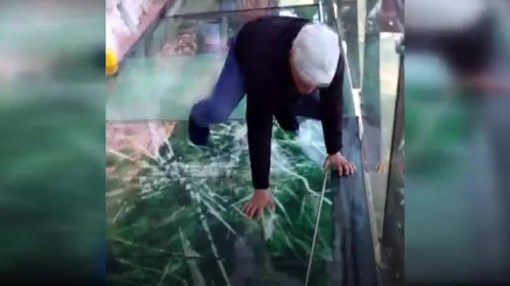 高所恐怖症激注意。2つのマンションの間に橋のようにかかる地上35メートルの透明スカイプール（イギリス）