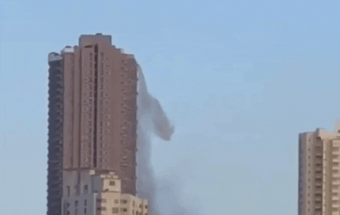 高所恐怖症激注意。2つのマンションの間に橋のようにかかる地上35メートルの透明スカイプール（イギリス）
