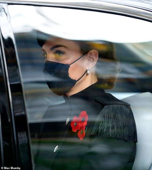 エリザベス女王の「マスク姿」が最高にカッコいいと話題に…！その意外な効果