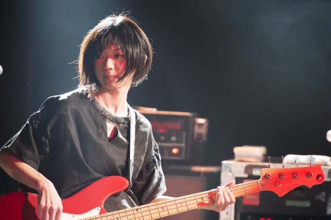 ボーカル以外の画像でバンド名が分かったらプラスするトピ