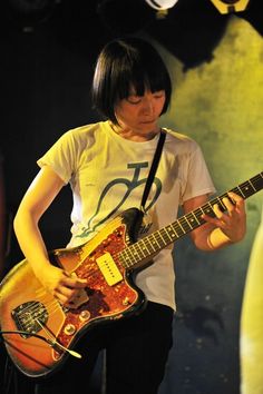 ボーカル以外の画像でバンド名が分かったらプラスするトピ