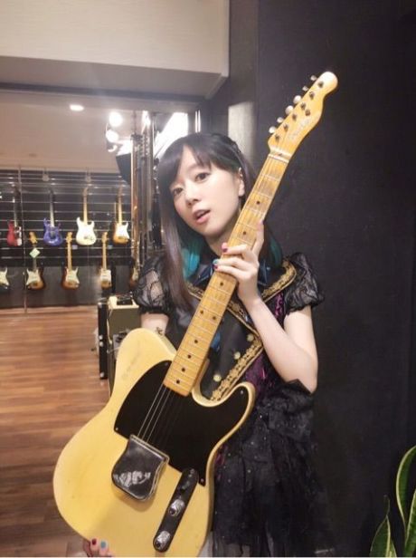 ボーカル以外の画像でバンド名が分かったらプラスするトピ