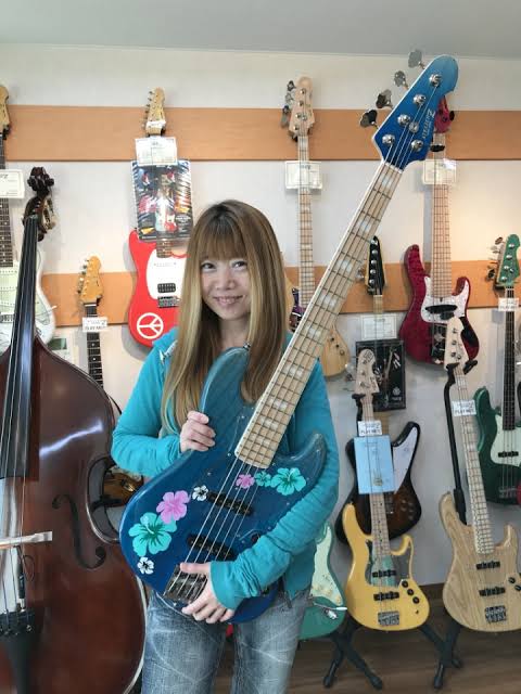 ボーカル以外の画像でバンド名が分かったらプラスするトピ