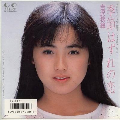 季節外れなカラーの服やコスメ、使いますか？