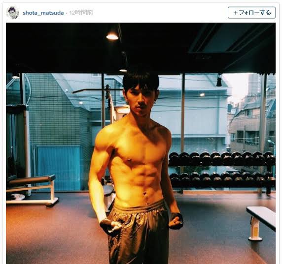 松田翔太、スタイリッシュな長髪×マスク姿に「目の保養」の声