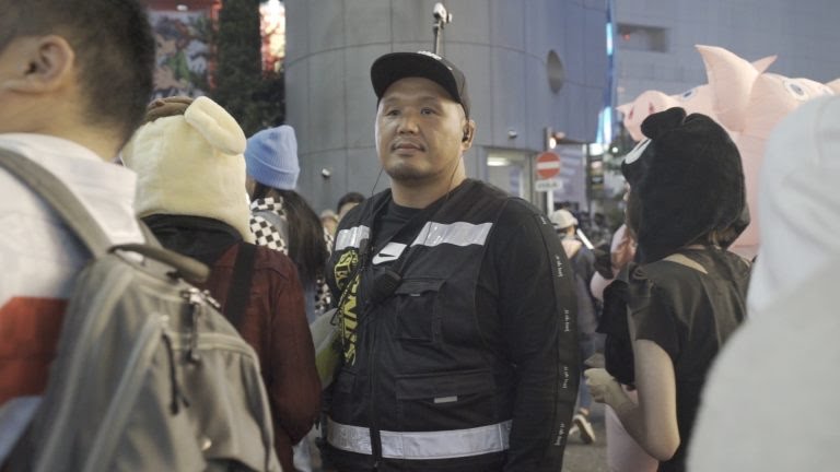店からぬいぐるみ盗んだ男…呼び止めた女性警備員に「知らん」 引きずったうえ殴る蹴るの暴行加え逃走