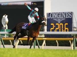 【天皇賞・秋】歴史的快挙！アーモンドアイが牝馬初の連覇＆史上最多の芝G18勝目　ルドルフやディープら名馬も果たせなかった“壁”突破