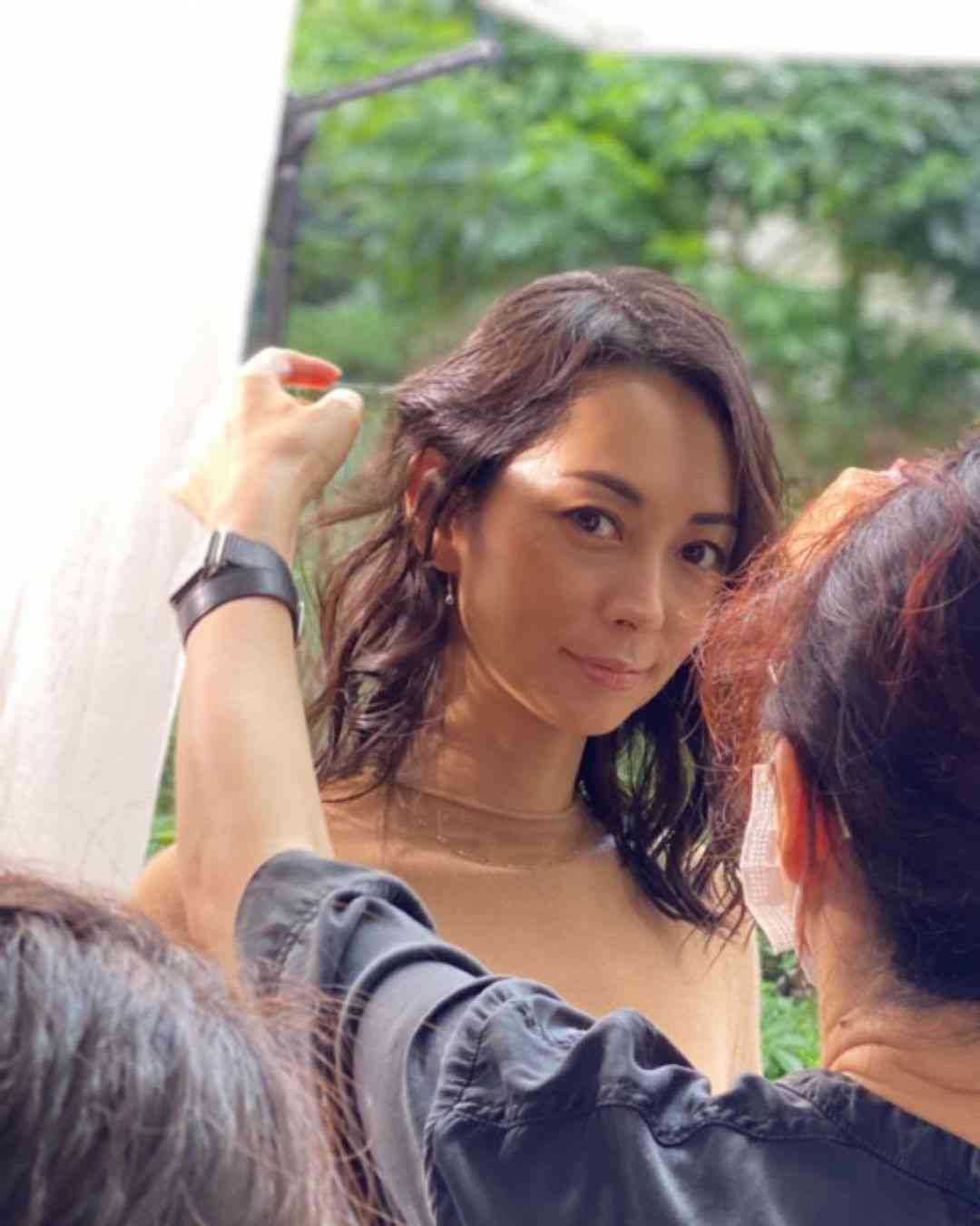 伊東美咲が米ハワイの緑豊かな飲食店で過ごす優雅な姿を公開「映画のワンシーンみたい」