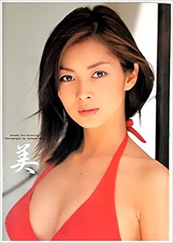 伊東美咲が米ハワイの緑豊かな飲食店で過ごす優雅な姿を公開「映画のワンシーンみたい」
