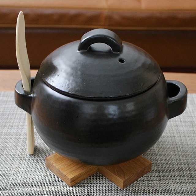 土鍋でご飯を炊いている人