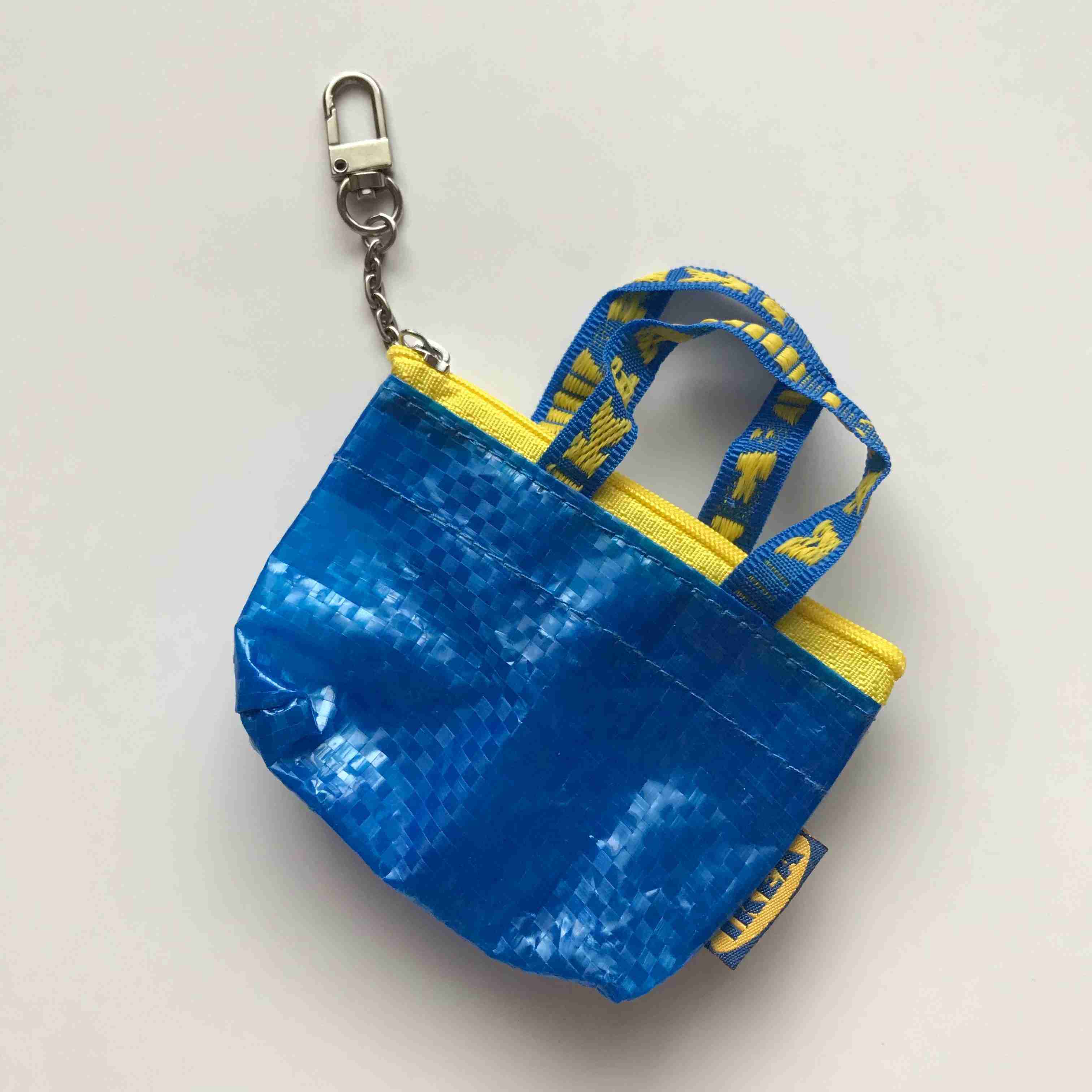 大学生の実体験から生まれたパンツ“いざパン”　スマホの約半分の大きさで女性の“いざ”をお助け