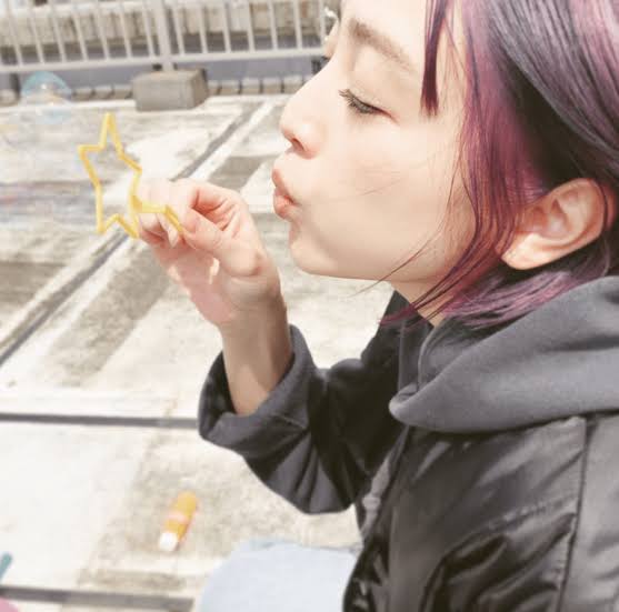 安達祐実、ブルーヘアに大胆イメチェン「綺麗」「ブルーも似合う」と反響