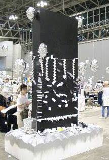 謎のモノリス、今度はルーマニアで発見される。ユタ州とそっくり、表面には無数の円