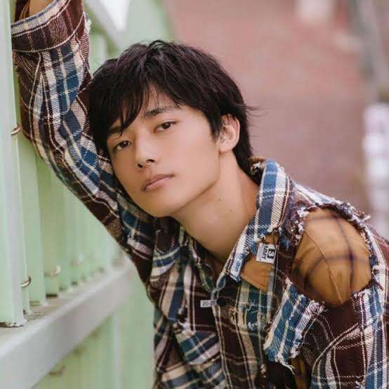 ミスチル桜井和寿の長男・Kaito、スーツ姿を披露「目尻がお父さんそっくり」「王子様みたい」