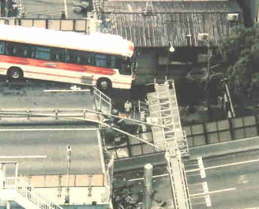 立体駐車場で車が宙吊り 運転手の70代男性を無事救助 埼玉・川越市